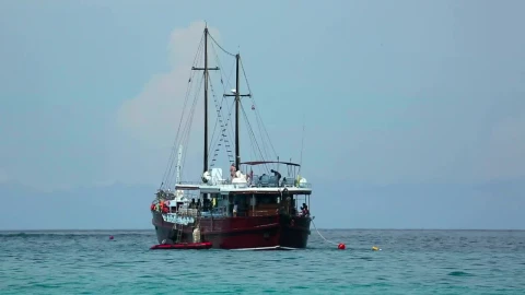 Free Stock Video Sailing Boat In The Middle Of The Ocean Live Wallpaper - Free Live Wallpaper