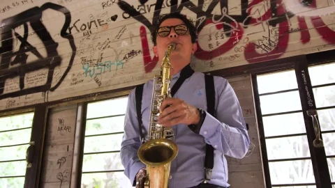 Free Stock Video Saxophonist Playing A Quiet Song Live Wallpaper - Free Live Wallpaper