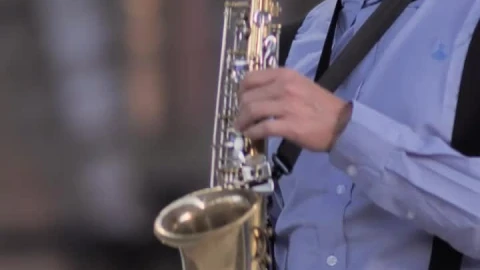 Free Stock Video Saxophonist With Sunglasses Playing On The Street Live Wallpaper - Free Live Wallpaper