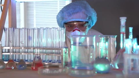 Free Stock Video Scientist Mixing Components On Flasks Live Wallpaper - Free Live Wallpaper