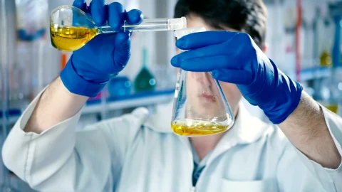 Free Stock Video Scientist Mixing Liquids In A Laboratory Live Wallpaper - Free Live Wallpaper