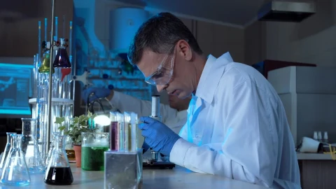 Free Stock Video Scientist Working With A Microscope In The Lab Live Wallpaper - Free Live Wallpaper