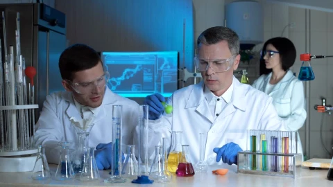 Free Stock Video Scientist Working With Flasks In The Lab Live Wallpaper - Free Live Wallpaper