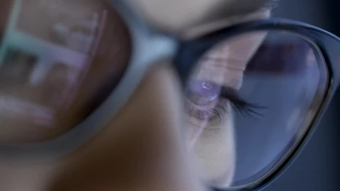 Free Stock Video Screen Information Reflects On A Womans Glasses Live Wallpaper - Free Live Wallpaper