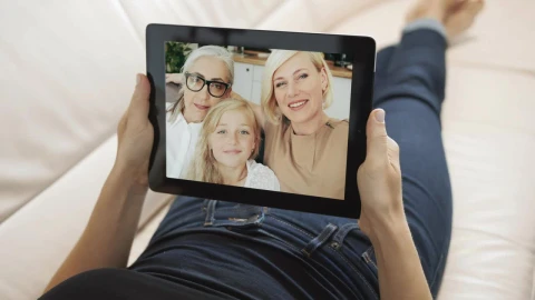 Free Stock Video Screen View Of Family Waving Hello On Tablet Live Wallpaper - Free Live Wallpaper