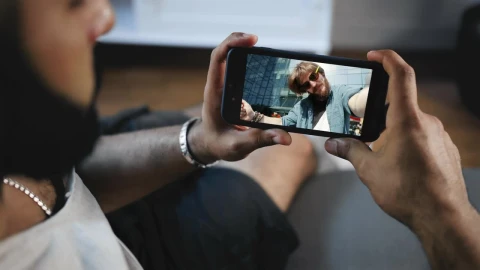 Free Stock Video Screen View Of Friend Waving Hello On Video Call Live Wallpaper - Free Live Wallpaper