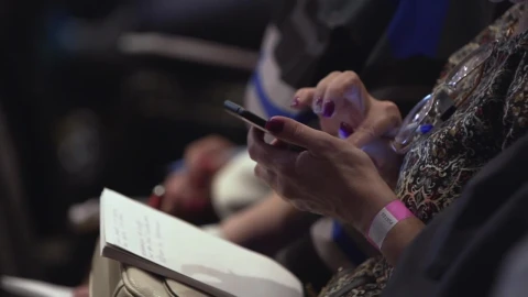 Free Stock Video Scrolling Through A Phone During A Lecture Live Wallpaper - Free Live Wallpaper