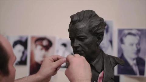 Free Stock Video Sculptor Working On A Model Live Wallpaper - Free Live Wallpaper