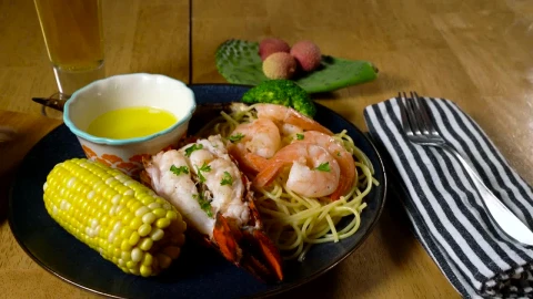 Free Stock Video Seafood Meal With Salad Live Wallpaper - Free Live Wallpaper