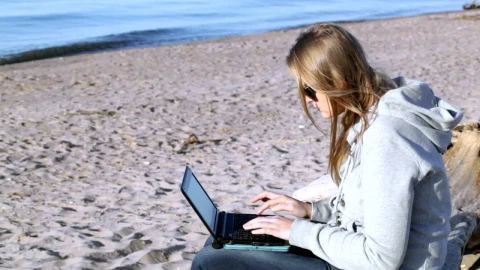 Free Stock Video Sending Emails From The Beach Live Wallpaper - Free Live Wallpaper