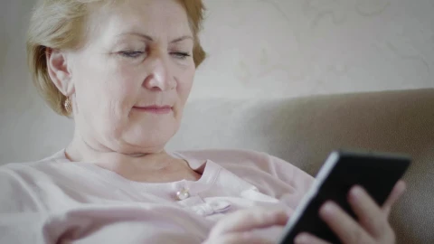 Free Stock Video Senior Woman Looking At Reading Device Live Wallpaper - Free Live Wallpaper