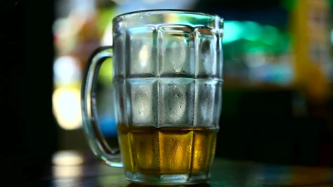 Free Stock Video Serving Cold Beer In The Glass Live Wallpaper - Free Live Wallpaper