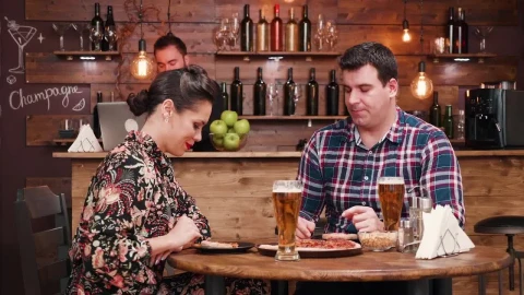 Free Stock Video Sharing A Pizza With Beer Live Wallpaper - Free Live Wallpaper