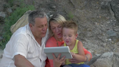 Free Stock Video Sharing A Video As A Family Live Wallpaper - Free Live Wallpaper