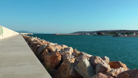 Free Stock Video Shirtless Man Running By The Sea Live Wallpaper - Free Live Wallpaper