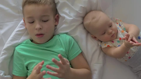 Free Stock Video Siblings Laying On A Bed Live Wallpaper - Free Live Wallpaper