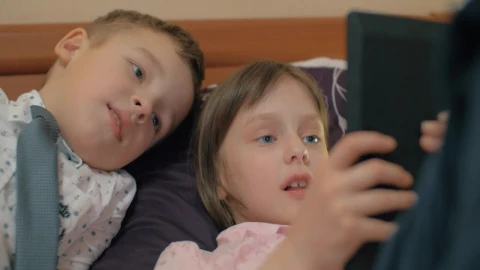 Free Stock Video Siblings Playing A Game On A Tablet Live Wallpaper - Free Live Wallpaper