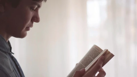 Free Stock Video Side View Of Man Reading Bible Live Wallpaper - Free Live Wallpaper