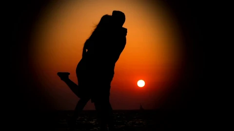 Free Stock Video Silhouette Of A Couple Hugging In The Light Of Sunset Live Wallpaper - Free Live Wallpaper