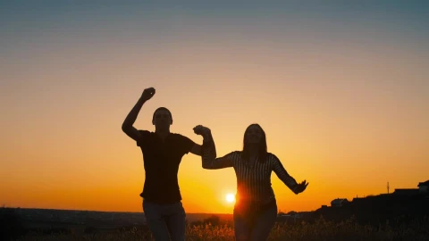 Free Stock Video Silhouette Of A Couple Jumping In The Sunset Live Wallpaper - Free Live Wallpaper