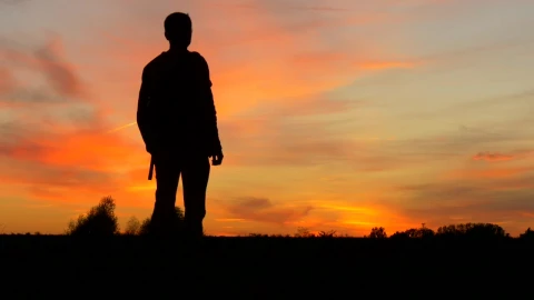Free Stock Video Silhouette Of A Man With A Backpack In The Sunset Live Wallpaper - Free Live Wallpaper