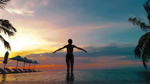 Free Stock Video Silhouette Of A Woman Doing Yoga In Hotel Pool Live Wallpaper - Free Live Wallpaper