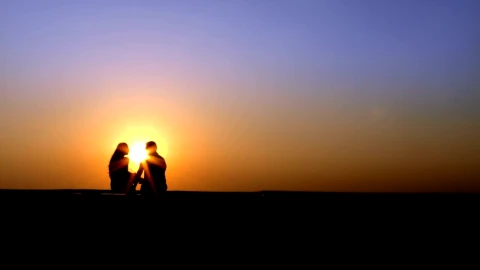 Free Stock Video Silhouette Of Lovers Chatting On The Skyline At Sunset Live Wallpaper - Free Live Wallpaper