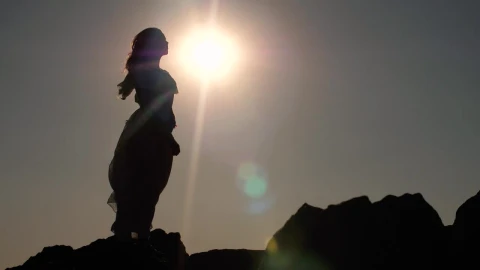 Free Stock Video Silhouette Of Woman Holding The Sun Live Wallpaper - Free Live Wallpaper