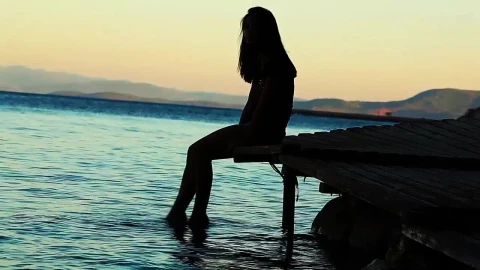 Free Stock Video Silhouette Of Woman Putting Her Feet Into The Sea Live Wallpaper - Free Live Wallpaper