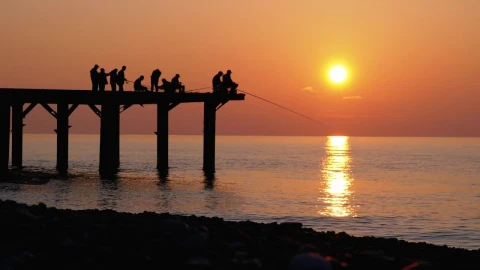 Free Stock Video Silhouettes A Fisherman Sitting At The Pier Live Wallpaper - Free Live Wallpaper