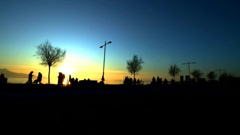 Free Stock Video Silhouettes Of Pedestrians At Sunset By The Sea Live Wallpaper - Free Live Wallpaper