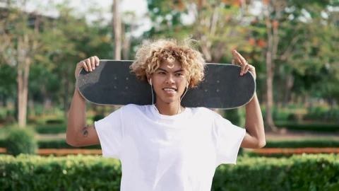Free Video Stock Skater Dancing With His Skateboard On His Shoulders Live Wallpaper - Free Live Wallpaper