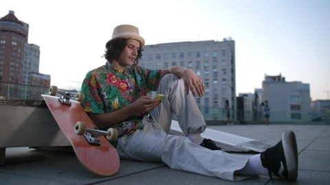 Free Video Stock Skater Relaxing In The City Live Wallpaper - Free Live Wallpaper