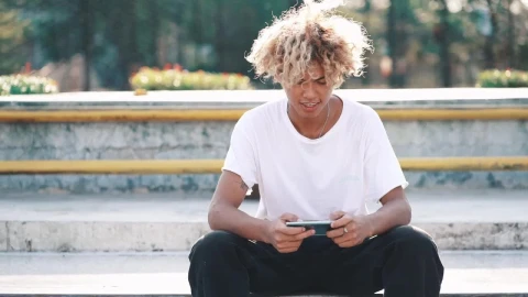 Free Video Stock Skater Texting And Looking At The Camera Live Wallpaper - Free Live Wallpaper