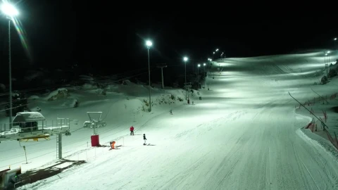 Free Video Stock Skiers Heading In Both Directions Live Wallpaper - Free Live Wallpaper