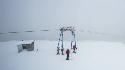 Free Video Stock Skiers On A Misty Snowy Mountain Live Wallpaper - Free Live Wallpaper