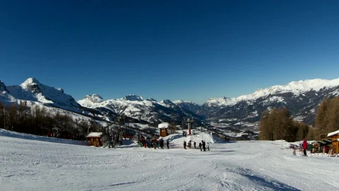 Free Video Stock Skiers On The Mountain Live Wallpaper - Free Live Wallpaper