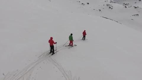 Free Video Stock Skiiers Going Down The Mountain Live Wallpaper - Free Live Wallpaper