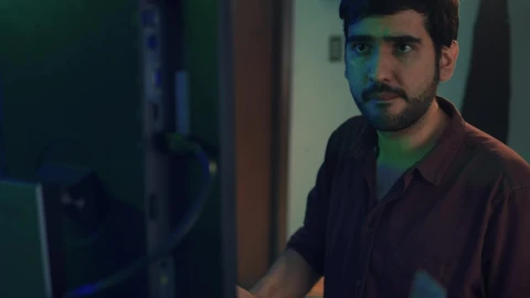 Free Video Stock Skilled Programmer Working In Front Of A Computer Live Wallpaper - Free Live Wallpaper