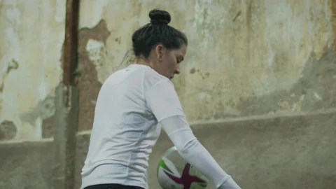 Free Video Stock Skillful Female Soccer Player Doing Ball Juggling Live Wallpaper - Free Live Wallpaper
