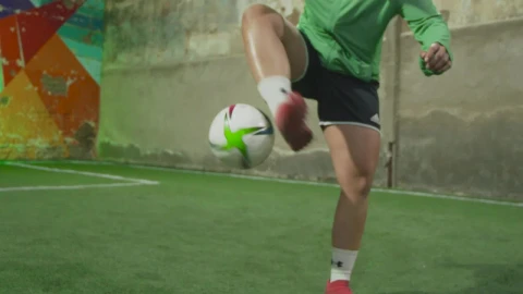 Free Video Stock Skillful Girl Juggling The Ball Live Wallpaper - Free Live Wallpaper