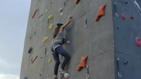 Free Video Stock Skillful Woman Climbing A High Wall For Mountaineering Live Wallpaper - Free Live Wallpaper