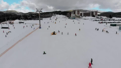 Free Video Stock Sky Lift And Skiers In The Snowy Mountain Live Wallpaper - Free Live Wallpaper