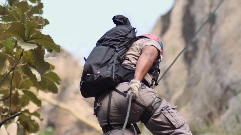 Free Video Stock Slowly Descending From A Mountain With A Harness Live Wallpaper - Free Live Wallpaper