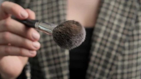 Free Video Stock Slowly Shaking A Powder Makeup Brush Live Wallpaper - Free Live Wallpaper