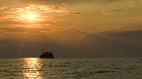 Free Video Stock Small Boat Heading Out For The Night Live Wallpaper - Free Live Wallpaper