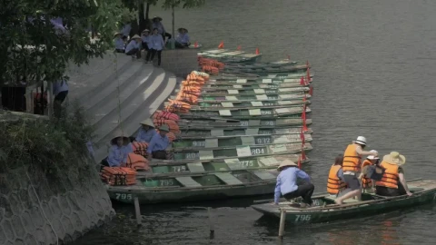Free Video Stock Small Boat Heating Out With Tourists Live Wallpaper - Free Live Wallpaper