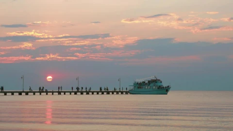 Free Video Stock Small Boat Leaving With Tourists Live Wallpaper - Free Live Wallpaper