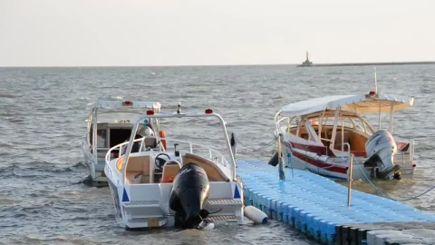 Free Video Stock Small Boats Docked On A Beach Ramp Live Wallpaper - Free Live Wallpaper