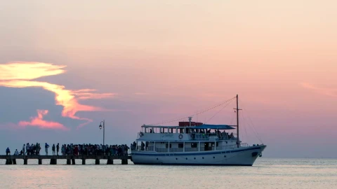 Free Video Stock Small Tourist Boat Full Of Passengers Live Wallpaper - Free Live Wallpaper